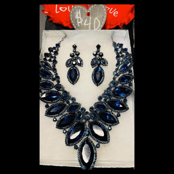 Elegant Sapphire Necklace & Earring Set - Picture 4 of 5